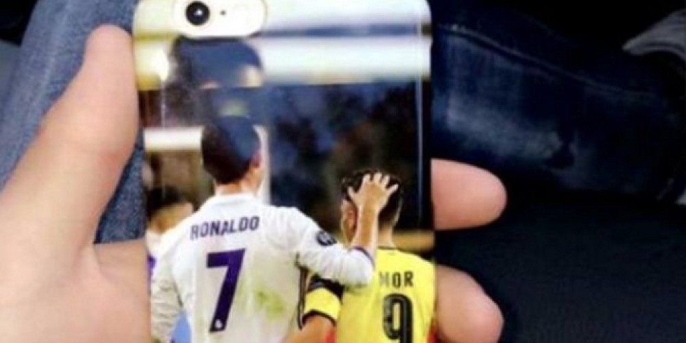 Un jugador del Borussia Dortmund tiene a Cristiano Ronaldo en la funda de su celular