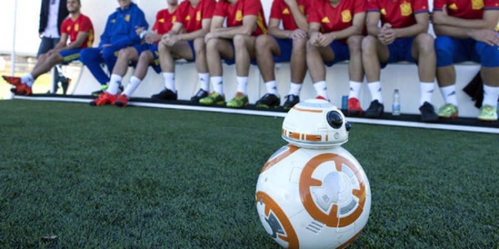 Los jugadores de Espa&ntilde;a se enfrentan a un robot de Star Wars junto a Movistar