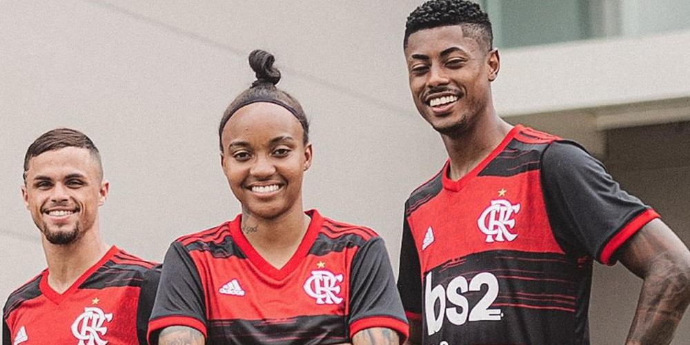 Flamengo present&oacute; su nueva camiseta con la letra del himno estampada