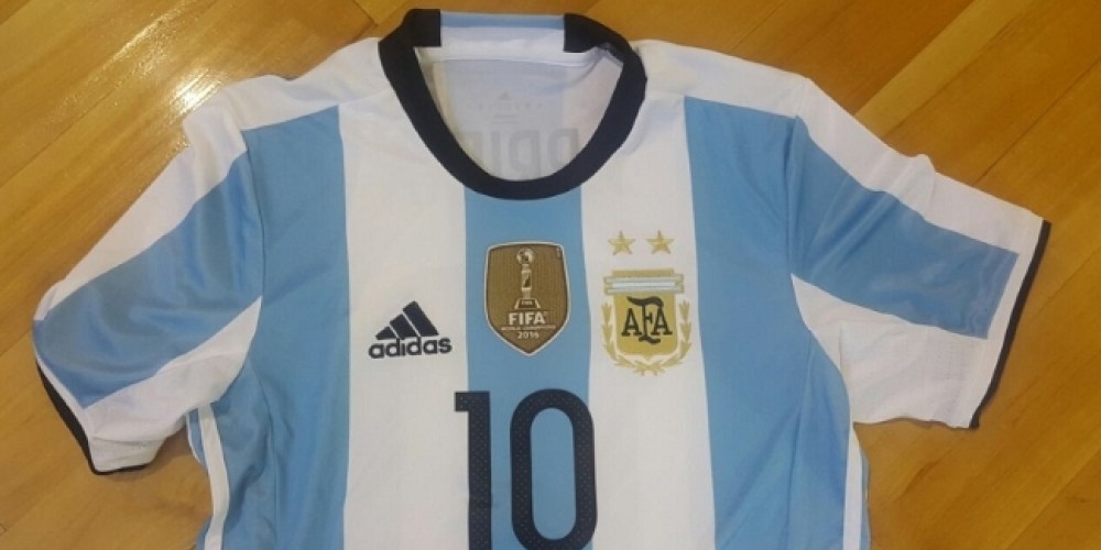 La Selecci&oacute;n Argentina de Futsal luce su parche de campe&oacute;n del mundo