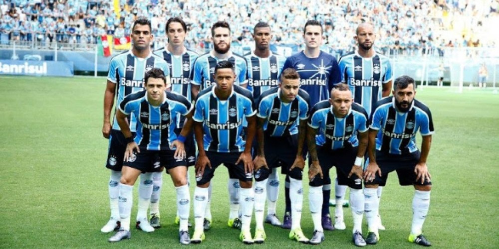 Gremio estren&oacute; sus dos camisetas en un mismo partido