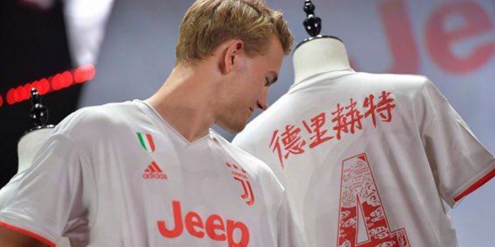 Juventus present&oacute; su camiseta alternativa con los nombres en chino