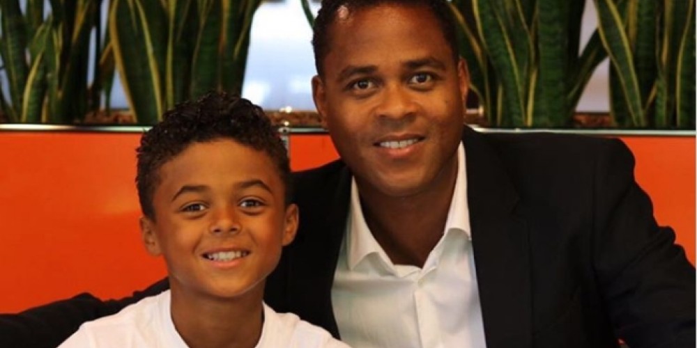 Insólito: A sus 9 años, el hijo de Kluivert firmó su primer contrato por patrocinio deportivo