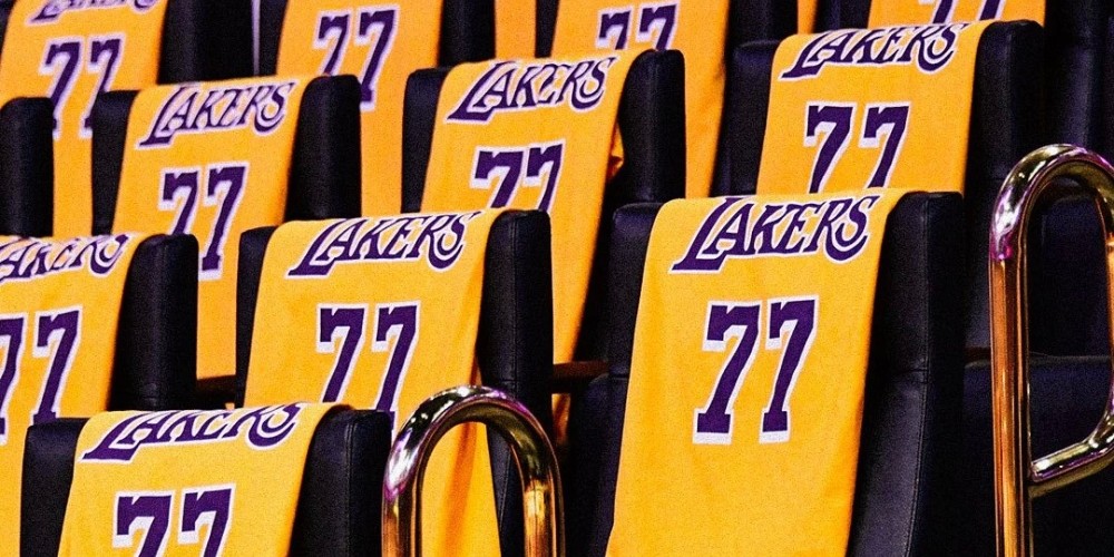 Los Lakers regalaron camisetas de Luka Doncic a quienes asistieron a su debut