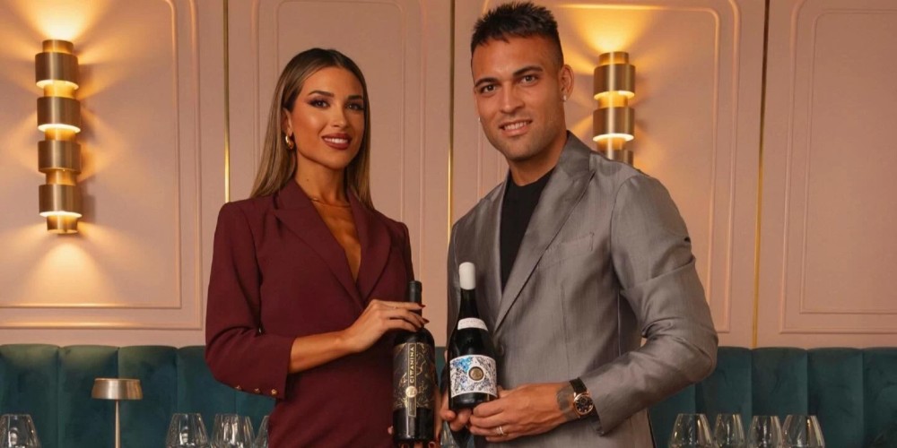 Lautaro Mart&iacute;nez present&oacute; su nueva l&iacute;nea de vinos junto a su esposa