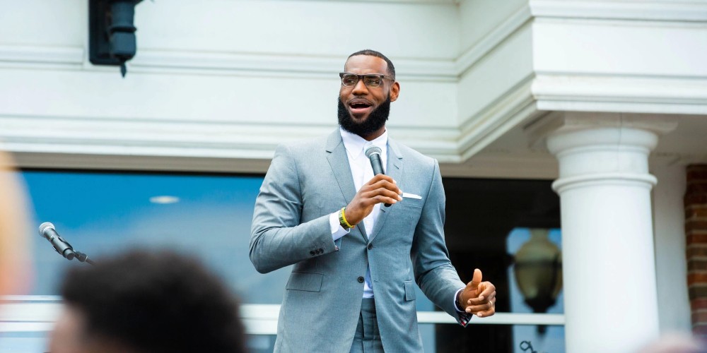 LeBron James podr&iacute;a invertir en la nueva franquicia de la NBA