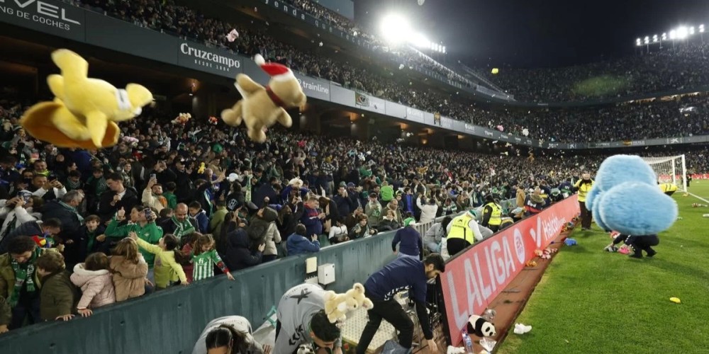 &iquest;De qu&eacute; se trata la &quot;Lluvia de Peluches&quot; que realiza el Real Betis cada a&ntilde;o?