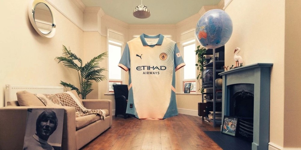 Manchester City lanz&oacute; su nueva camiseta creada por Noel Gallagher