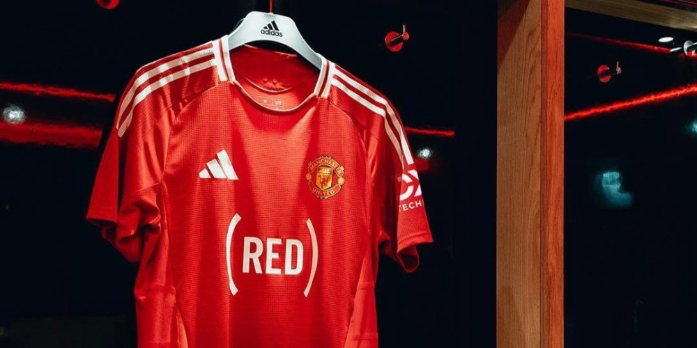 Manchester United se uni&oacute; con RED para lanzar una camiseta edici&oacute;n especial