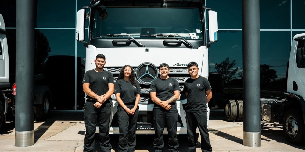 Mercedes-Benz Camiones y Buses celebra la graduaci&oacute;n de la  segunda edici&oacute;n de &quot;TruckCionar Futuro&quot;