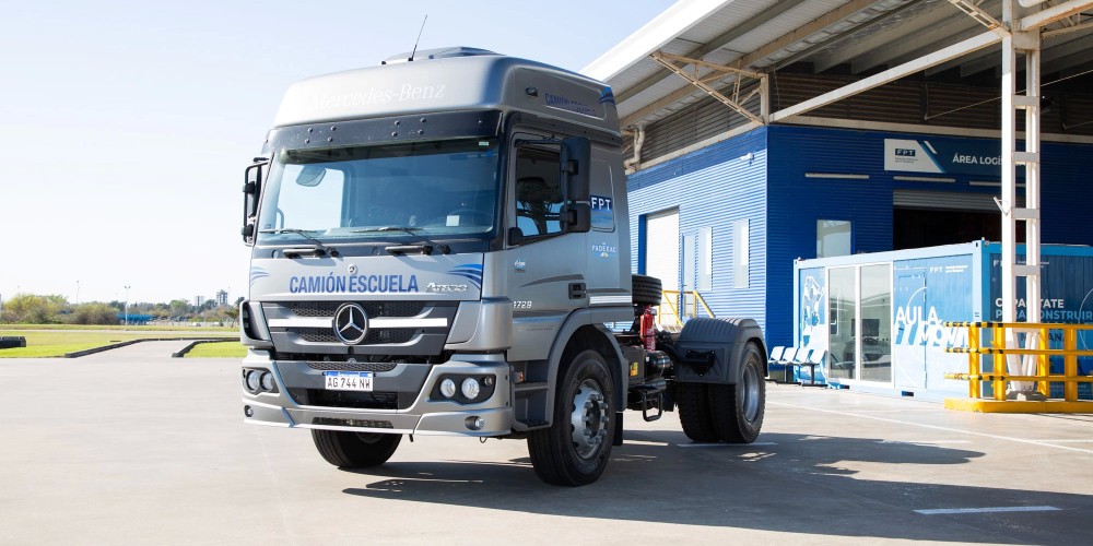 Mercedes-Benz Camiones y Buses entrega un cami&oacute;n escuela y renueva su compromiso con la FPT