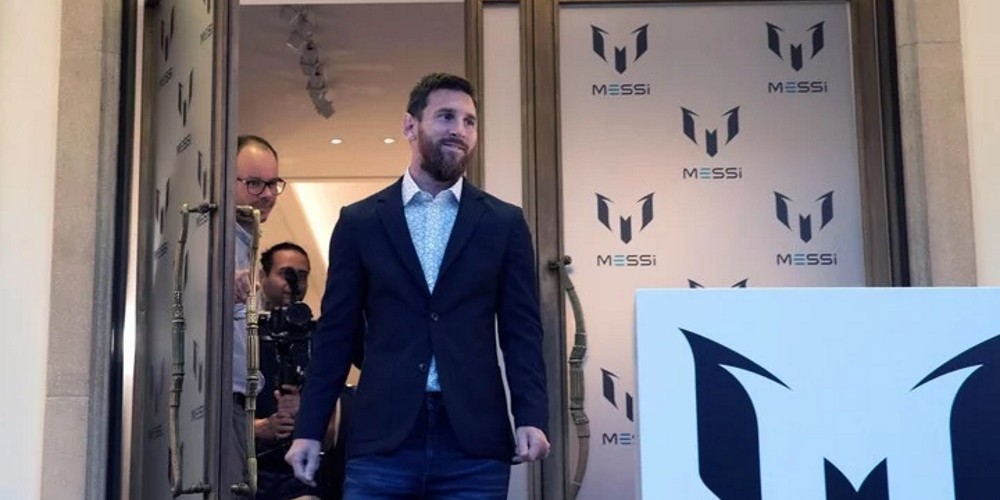Ante un imponente marco de p&uacute;blico, Messi inaugur&oacute; la &ldquo;Messi Store&rdquo; en Barcelona