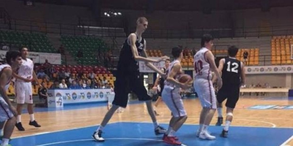 La historia del joven rumano de 16 años que con 2,31 metros es buscado para la NBA