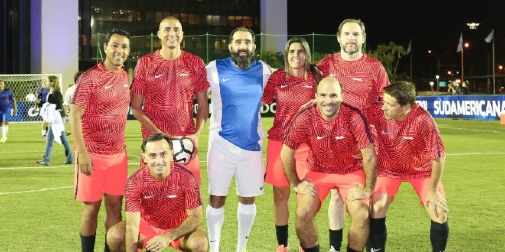 CONMEBOL inaugur&oacute; su nueva cancha con un partido de leyendas