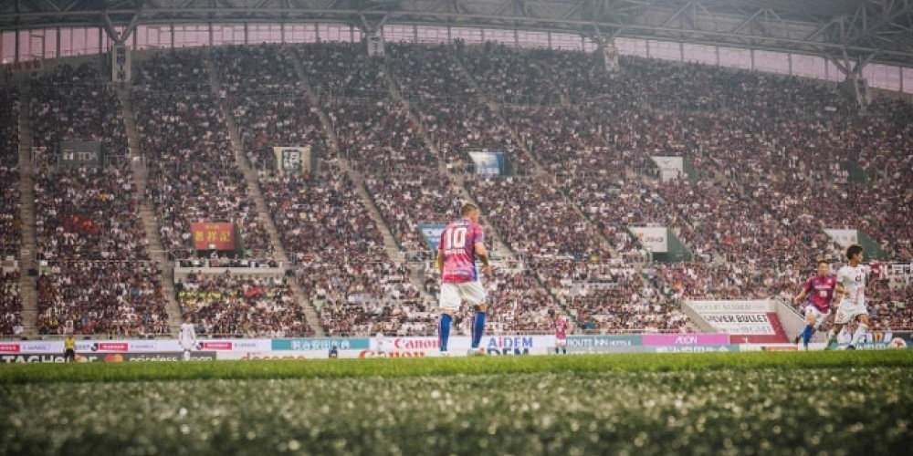 Lukas Podolski y un emotivo homenaje a los Super Campeones