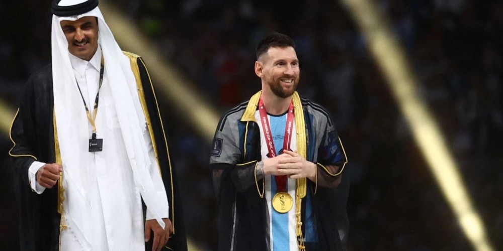 &iquest;Qu&eacute; prenda le pusieron a Lionel Messi antes de recibir la Copa del Mundo?