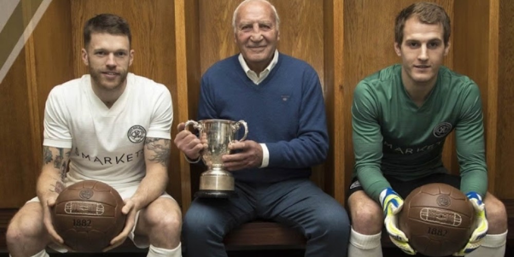 El Queens Park Rangers present&oacute; su elegante camiseta homenaje a 50 a&ntilde;os del t&iacute;tulo