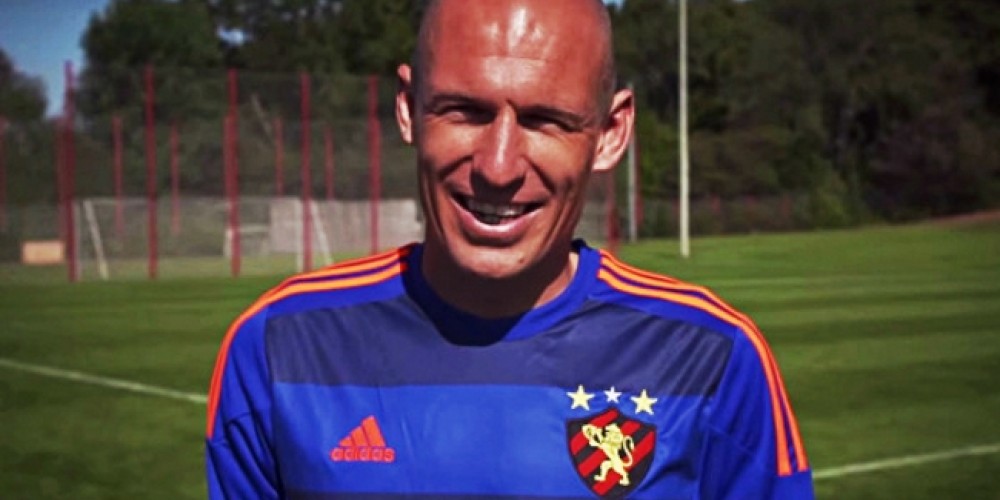 Robben present&oacute; la nueva camiseta del Sport Recife, en homenaje a Holanda