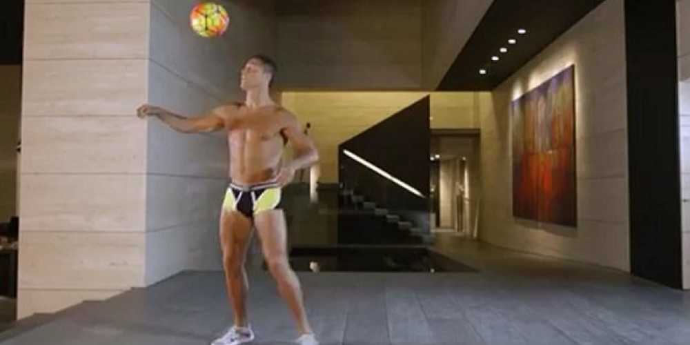 Cristiano Ronaldo publicita su modelo de ropa interior demostrando su destreza con la pelota