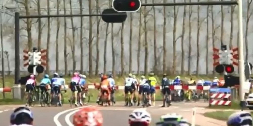 35 ciclistas fueron sancionados por cruzar una barrera de tren baja