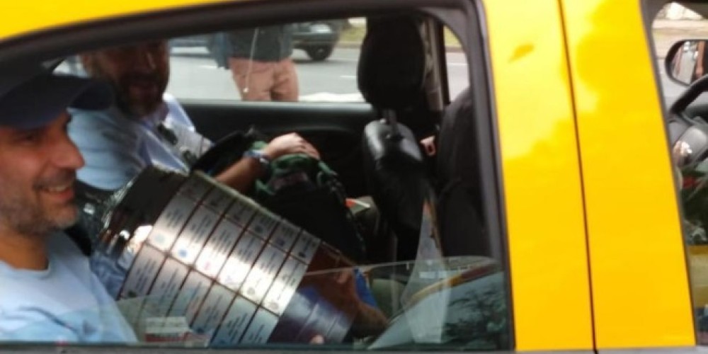La verdadera historia detr&aacute;s del trofeo de la Copa Libertadores en un taxi