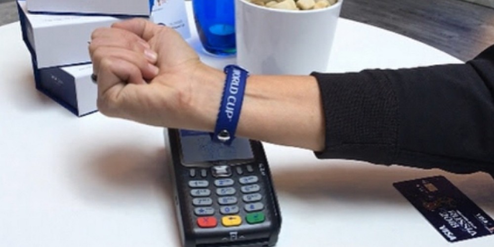 Zlatan Ibrahimovic promociona una pulsera que hace de tarjeta de crédito en la Copa del Mundo