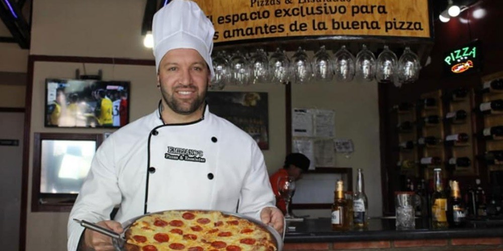 El ex jugador del Manchester City que sali&oacute; empleado del mes en una pizzer&iacute;a mexicana