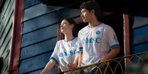 Napoli lanzó su camiseta suplente en homenaje a Argentina y Maradona