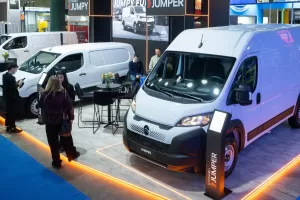 Continúa la ofensiva de utilitarios livianos de Stellantis en Expotransporte 2026